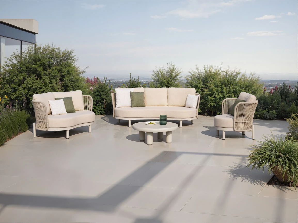 Moderne buet udendørs sofasæt: UV-resistent flet- og betonbord, perfekt til poolside, tagterrasse og indendørs lounging