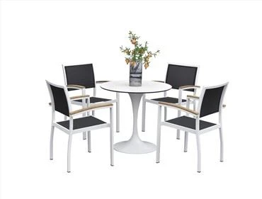 Patiobord og stole i sort metal